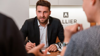 Immobilienkaufmann Luca Schwalb von Sallier Bauträger im Beratungsgespräch mit Käufern